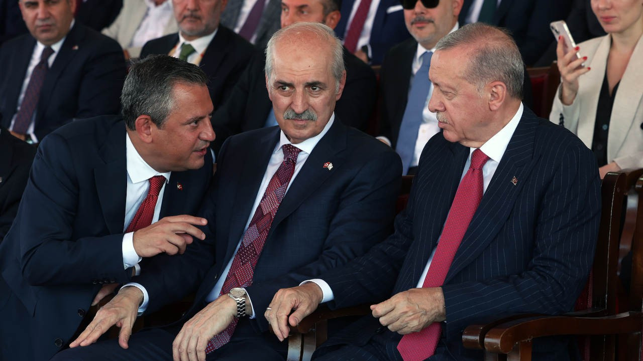 Erdoğan ve Özel, Kıbrıs’ta yan yana geldi: Yakın temas