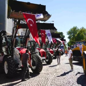 Kars Belediyesi’nde hizmet coşkusu: 15 yeni iş makinesi törenle hizmete girdi