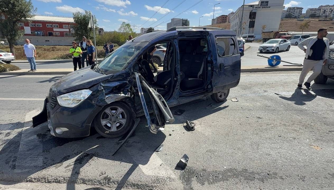 arnavutkoyde iki arac carpisti k4bTHg8L