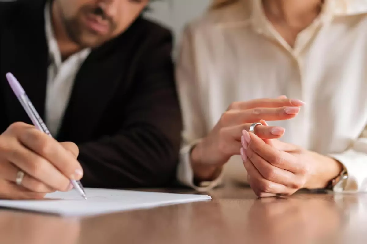 halil erkek degil yapamadi sozu bosanma davasi acan kadinin basini yakti EpHSQ85O