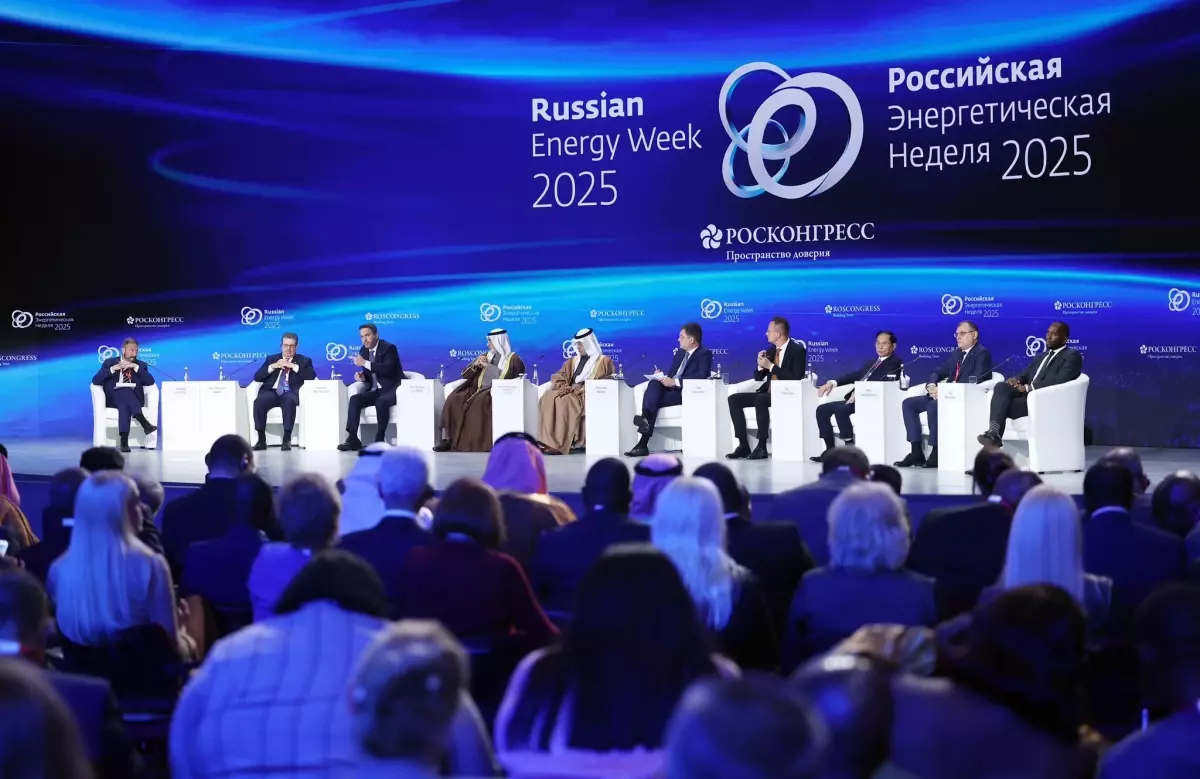 bakan bayraktar moskovada enerji haftasina katildi WTl4bAeP.jpg