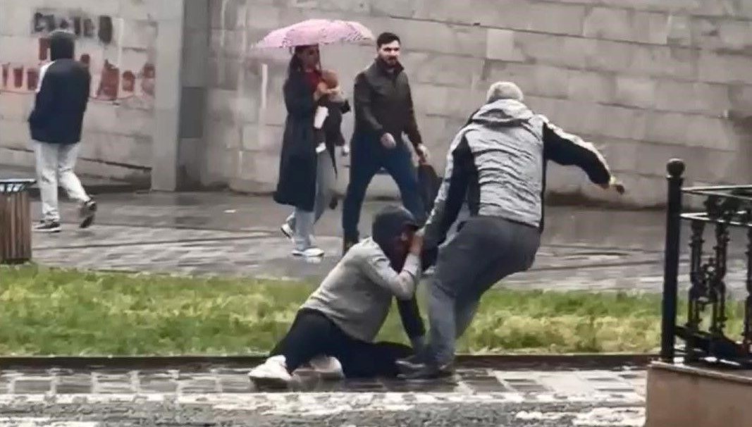 gaziosmanpasada sokak ortasinda kavga kaldirim tasiyla dovdu AOQjer1k.jpg