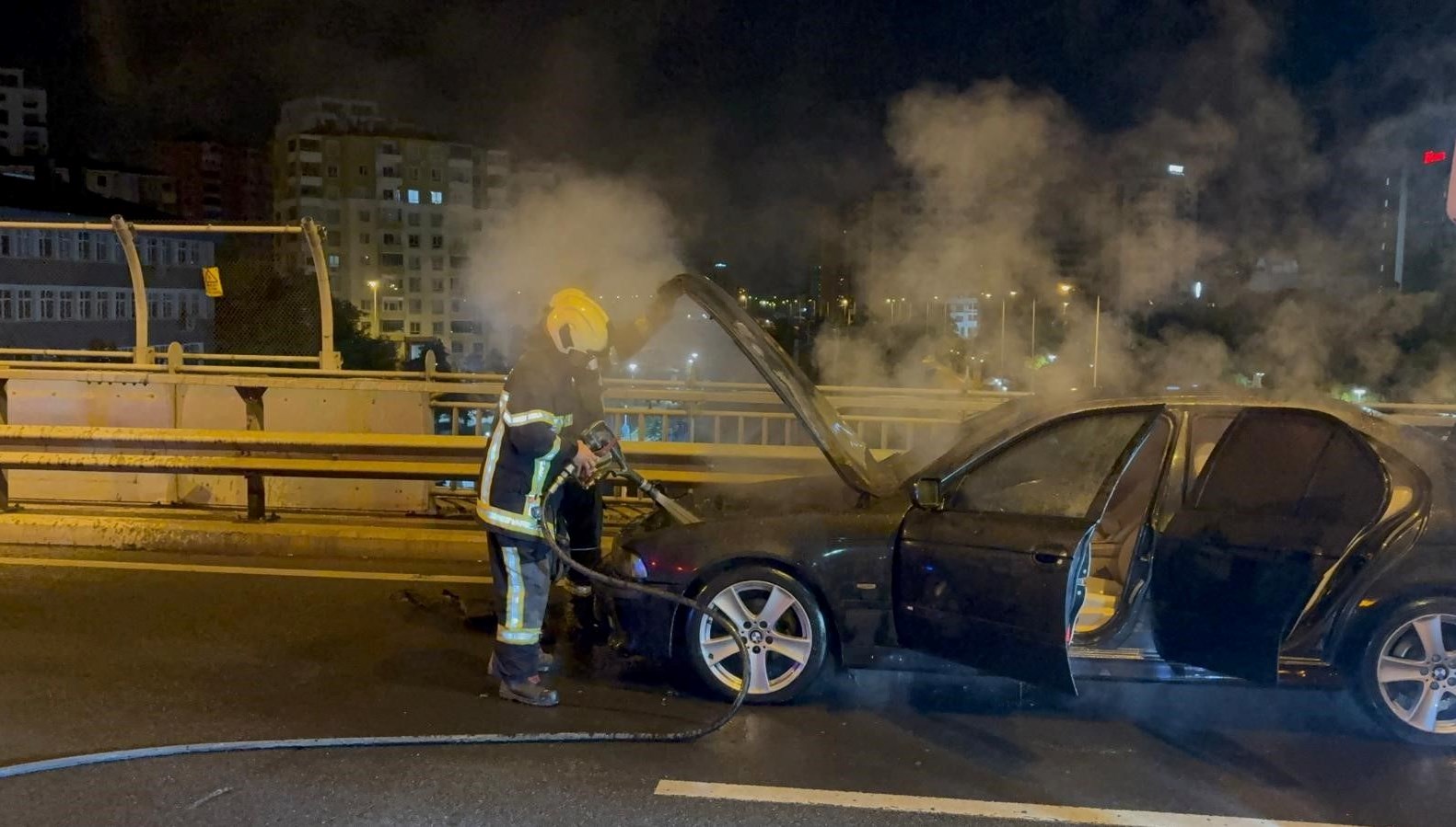 seyir halindeki otomobilde yangin RCMI9Scb