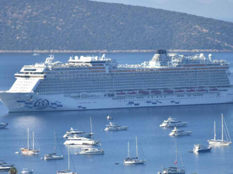 Istanbuldan geldi aksam girit adasina gidecek binlerce turist ilceye akin etti LdFpCAyN